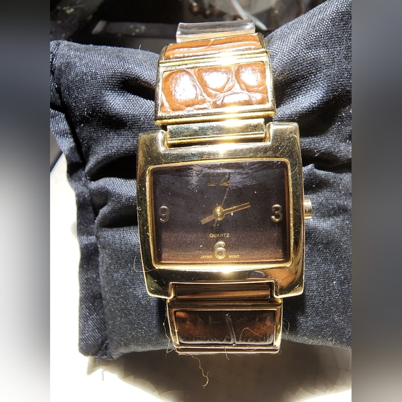 Super unique stretch pebble leather panel and gold 1980s watch, still working - Picture 4 of 7